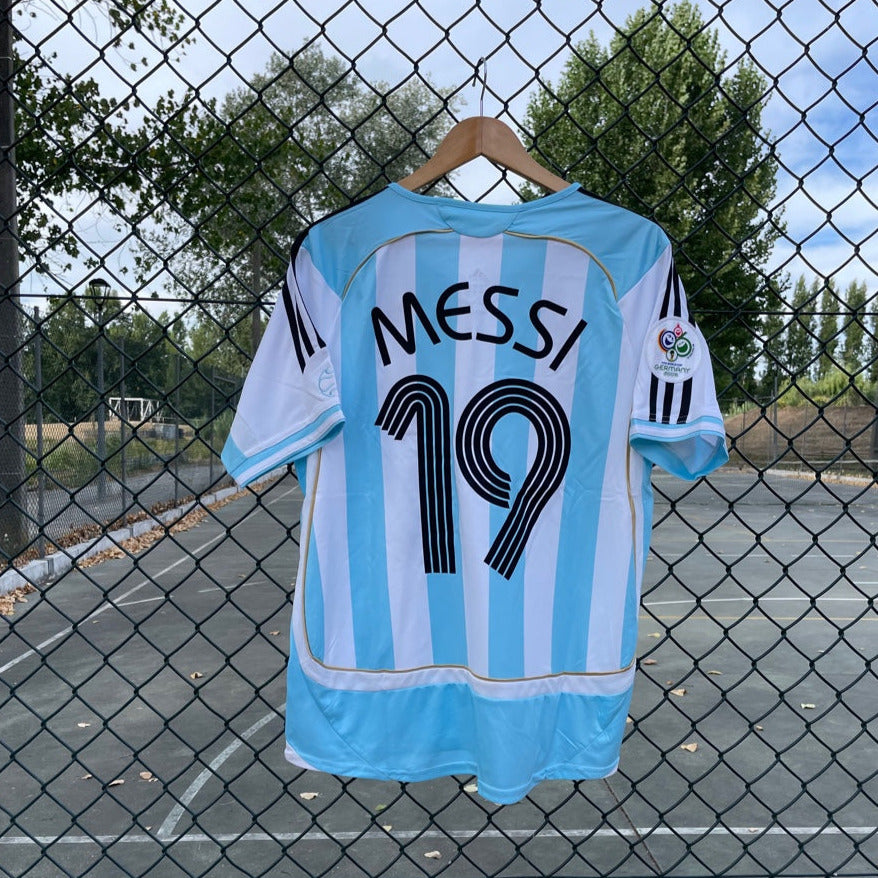 Argentina Home Kit - #19 Messi (2006)